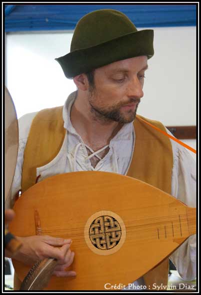 Thomas Reigneron percussionniste du groupe de musique médiévale Waraok