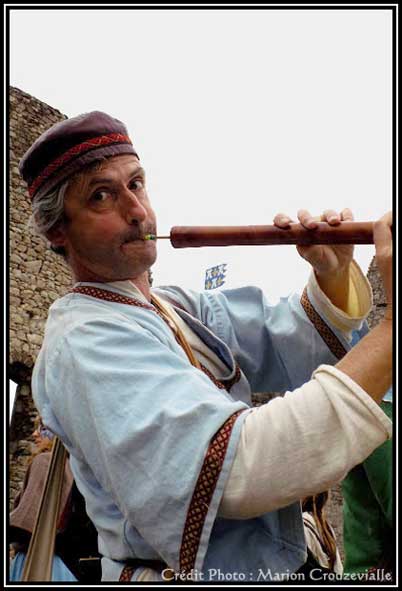Thierry Lahais sonneur du groupe de musique médiévale Waraok